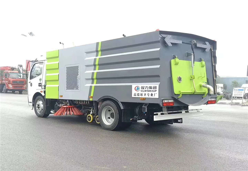 東風(fēng)多利卡掃路車(chē)后方圖